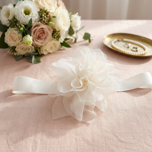 Braccialetto di Fiori in Organza per Matrimonio - Elegante Accessorio da Sposa - Product Image 2