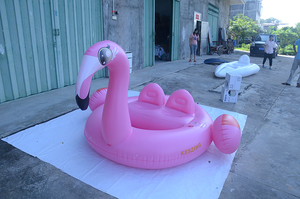 สีชมพู Inflatable Flamingo สระว่ายน้ำลอยที่ไม่ซ้ำกัน Inflatable น้ำปาร์ตี้ Flamingo Floating Raft - Product Image 5