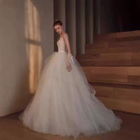 Robe de mariée en dentelle à bretelles spaghetti et col en V, avec nœud, en tulle à volants et grande traîne, style robe de bal