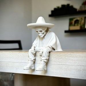 Figura de Esqueleto de Plástico Blanco con Sombrero de Ala Ancha y Capa, Sentado en el Borde, Decoración de Escritorio de Arte Folclórico de Halloween - Product Image 1