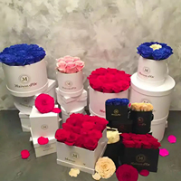 Boîte cadeau personnalisée de luxe en carton rose avec logo en relief doré, en forme de cœur, fleurs roses, écologique
