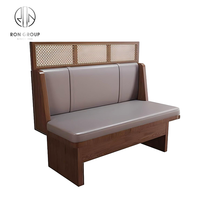 Ensemble de meubles de restaurant, café et bar moderne, tables rondes en marbre, banquettes en cuir gris incurvées et chaises en bois