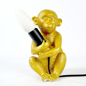 Lampe de chevet créative en résine sur mesure LongHuiJing, singe assis tenant une lampe, pour chambre d'enfant - Product Image 3