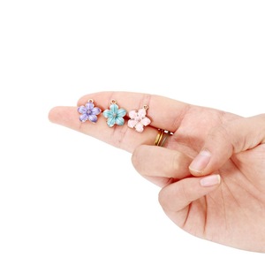 Pendentif mini fleur japonaise en alliage, breloque multicolore en forme de fleur de cerisier pour la fabrication de bracelets, composants de bijoux - Product Image 4