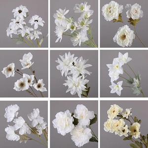 L-10 <span class=keywords><strong>de</strong></span> flores falsas <span class=keywords><strong>de</strong></span> seda, diente <span class=keywords><strong>de</strong></span> león <span class=keywords><strong>de</strong></span> imitación, Margarita, lirios, Hortensia, flores decorativas para pared <span class=keywords><strong>de</strong></span> boda, flor blanca, venta al por mayor - Product Image 4