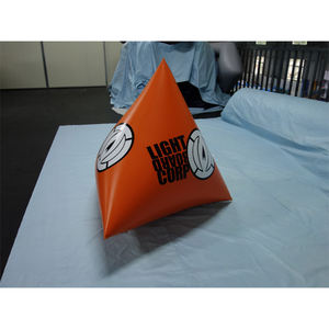 Penanda keselamatan air terbuka piramida pelampung renang air silinder tiup, pelampung renang segitiga oranye tiup untuk Bumper - Product Image 4