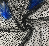 Tissu en maille noir avec plumes d'autruche faites à la main, sequins et mini-perles argentées pour robes de soirée longues pour femmes - Vente en gros