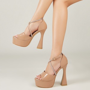 Sandalias de Novia Elegantes y a la Moda, Estilo Verano 2025, Plateadas, Tacón Ultra Alto, Diseño de Boca de Pescado, con Plataforma, de Charol - Product Image 2