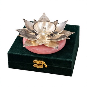 Eleganter Messing-Lotus-Teelichthalter & Tischdekoration für Pooja Diwali Hochzeit Einweihungsfeier & Festliche Geschenke - Product Image 1