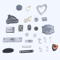 Étiquette métallique personnalisée en alliage de zinc pour vêtements, avec logo de marque gravé et en relief, fabrication OEM ODM