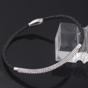 Bracelet tissé en acier inoxydable à double rangée de strass avec fermeture magnétique, bijou cadeau - Product Image 2