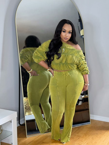 ชุดลำลองสองชิ้นสำหรับผู้หญิง คอลเลคชั่นปี 2025 เสื้อเปิดไหล่ คอเฉียง แขนยาวจับจีบ พร้อมกางเกงทรงบานเข้ารูป - Product Image 6