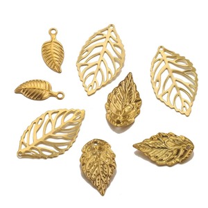 Filigree Leave Boutique |   Pendentifs en forme de feuille creux et gravés en acier inoxydable plaqué or PVD 18 carats pour la fabrication de bijoux DIY - Product Image 1