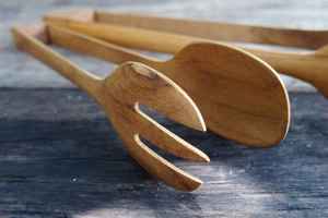 Pinces en bois artisanales pour la cuisine, le service et la préparation des aliments, fabriquées en bois naturel solide - Product Image 4