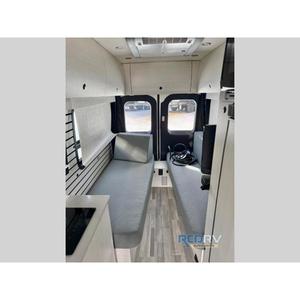 Camping-cars Pleasure-Way Plateau 2025 Sprinter 3500, 23 pieds de long, 22 pieds 9 pouces, 4-6 personnes, 6 - Product Image 5