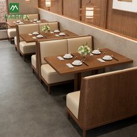 Ensemble de table et de chaises de restaurant de style café, robuste, avec structure en bois massif, revêtement en cuir, mobilier commercial moderne et durable