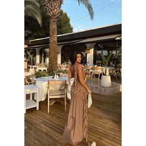 Robe de soirée longue Astrid Mink, robe de bal chic avec col rond, taille empire, longueur au sol avec fente pour les occasions de fête - Product Image 1