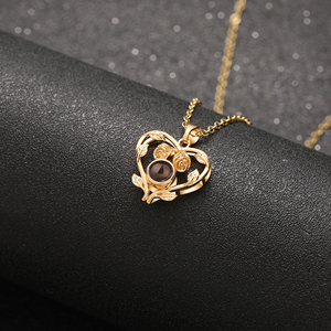 Collana con Ciondolo a Forma di Cuore e Rosa con Proiezione Foto Personalizzata in Zirconi, Gioielli alla Moda per Feste - Product Image 3
