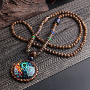 Collier ethnique en plumes de paon de nouvelle conception, collier vintage en bois de santal fait à la main au Népal, long collier pour femmes - Product Image 4