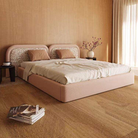 Lit double moderne de style designer en tissu de coton et lin italien minimaliste, 1,8 m, arqué, sur pieds, confortable, en bois de pin
