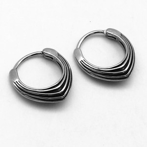 Pendientes Huggie y Aros de Moda yunnique de Acero Inoxidable 316 con Diseño Triangular Minimalista y Fácil de Colocar - Product Image 1