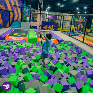 Aire de jeux intérieure sur mesure Pokiddo, grand bassin à balles en mousse à mémoire de forme pour parc de trampolines - Product Image 1