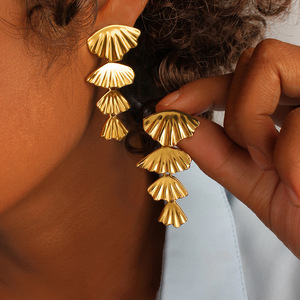 Boucles d'oreilles pendantes classiques pour femme, en forme de coquillage et pompon, étanches, en acier inoxydable plaqué or 18 carats, inaltérables, pour fêtes et plage - Product Image 1