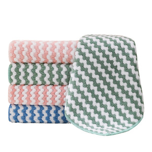 Chiffon de nettoyage rectangulaire 25x25 cm, motif rayé cationique, absorbant, séchage rapide, usage cuisine, en microfibre corail à texture ondulée - Product Image 2