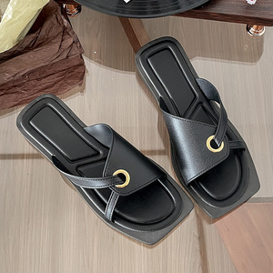 Zapatos de playa de suela blanda, versátiles y a la moda, para usar con pantuflas planas informales para mujer. - Product Image 6