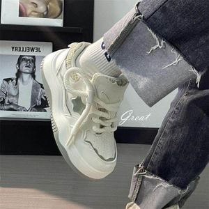 Baskets blanches tendance Hong Kong 2026, nouveau style, semelle épaisse, chaussures de sport décontractées polyvalentes pour femmes - Product Image 4