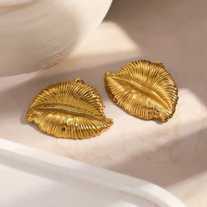 Boucles d'oreilles tendance SUMMLY en forme de lèvres plaquées or 18 carats, en acier inoxydable, imperméables, hypoallergéniques, bijoux de mode pour femmes - Product Image 6