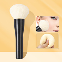 Pinceau de maquillage rond beige en poils synthétiques avec manche souple en plastique, personnalisable avec logo, pour fond de teint et fard à joues, outil de beauté pour le visage, vente en gros