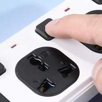 Multiprise domestique avec protection individuelle contre les chocs électriques, prises britanniques norme Hong Kong, câblage et ports USB