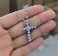 Nouveau Style Simple Charme Cubique Zircone Pendentif Argent Couleur Conception Unique Bijoux De Mode Mignon Coeur Croix Collier Femmes