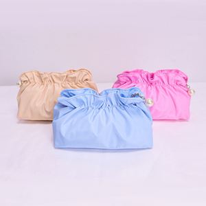 Bolsas Organizadoras de Cosméticos de Viaje para Mujer, Personalizadas al por Mayor, Portátiles, Resistentes al Agua, de Nailon, con Cierre de Perlas y Diseño Plegado en Forma de Nube - Product Image 2