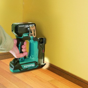 Agrafeuse sans fil Makita 18V alimentée par batterie lithium-ion pour le travail du bois et la construction - Product Image 3