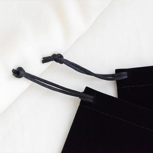 Pochette en velours floqué noir recyclable et portable avec logo imprimé or, sac à cordon personnalisé pour bijoux - Product Image 5