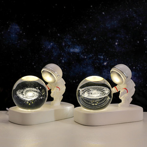 Astronauta resina artesanía luces escritorio noche lámpara bola de cristal 2024 decoración conjunto suministros San Valentín regalo para madres - Product Image 1