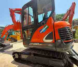 Excavatrice sur pneus d'occasion Doosan DX60-9C 6 tonnes, modèle 2024, avec pompes Kawasaki et moteur, boîte de vitesses et moteur PLC, performances excellentes - Product Image 3