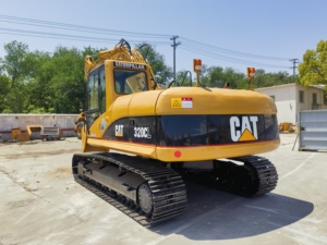 Excavatrice sur chenilles hydraulique Caterpillar CAT 320CL d'occasion, facile à utiliser, en excellent état, prix raisonnable, en promotion. - Product Image 4