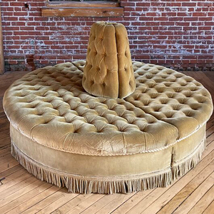 طقم أريكة دائري فاخر من المخمل الذهبي بتصميم عتيق، مزين بالشراشيب والأزرار، مثالي للحفلات والأعراس - Product Image 1