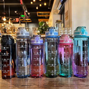 Bouteille d'eau en plastique de <span class=keywords><strong>sport</strong></span> de couleur dégradée 1L portable transparente en gros avec couvercle escamotable et échelle - Product Image 3