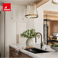 Armoires de cuisine Alland personnalisées en chêne blanc massif, avec panneaux Shaker encastrés à bordure perlée et îlot central