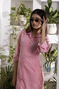 Vestido Camisero Rosa con Estampado Buti de Manga Tres Cuartos para Mujer con Abertura Lateral y Botones en la Parte Delantera para un Estilo Casual y Uso Diario - Product Image 6