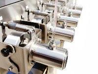 Machine de remplissage haute fréquence pour échantillons de sérum, solutions réactives, huiles essentielles et parfums, utilisée en laboratoire et en fabrication