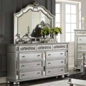 ชุดห้องนอนพร้อมเตียงหุ้มผ้ากำมะหยี่สีเงิน ตู้เสื้อผ้า โต๊ะข้างเตียง ตู้เก็บของ และม้านั่งแกะสลักลวดลายประณีต - Product Image 2