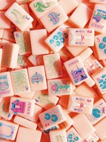Juego de Mahjong Acrílico de Lujo American Pink Parisian, Proceso CNC Automático, Pintado con UV, 160 Piezas, Portátil, para Uso Doméstico, Regalo de Póker, Cristal