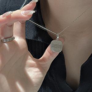 Colgante de Plata Pura S925 con Letra Inglesa, Diseño Vintage con Microincrustaciones, Elegante Temperamento Francés, Simple, Encantador y Exclusivo - Product Image 2