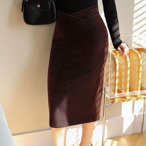 Jupe midi en velours côtelé moulante taille haute croisée en V tricotée couleur café grande taille pour femme Runqi N8828 - Product Image 1