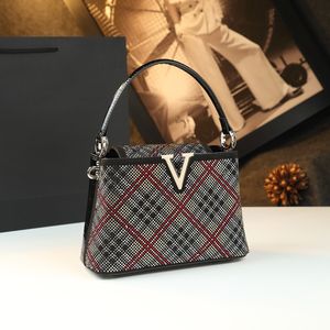 फ्रेंच 2025 नए हॉट स्टैम्पिंग डायमंड ग्रिड बाल्टी बैग, वायुमंडलीय हाथ से आयोजित क्रॉसबॉडी बैग, उत्कृष्ट और बहुमुखी - Product Image 2